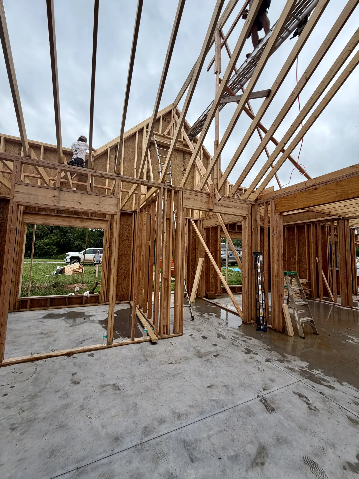 Framer setting roof trusses on a new custom home